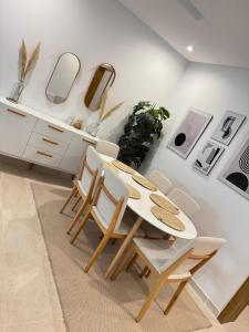 Beautiful Modern 2BR with Living Room