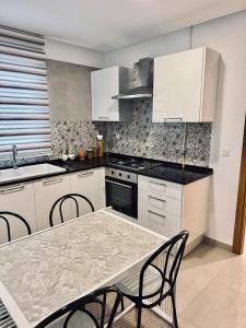 Beautiful Modern 2BR with Living Room