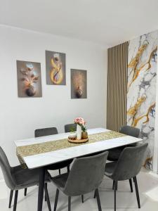 Gelos Place