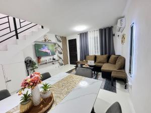 Gelos Place