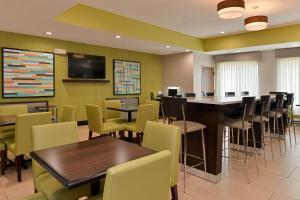 Holiday Inn Express Hotel & Suites Cincinnati-Blue Ash by IHG