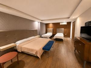 Hotel 202
