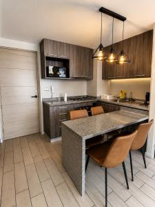 Center Apartment 2 Bedroom 2 Bath and Parking