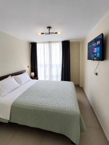 Center Apartment 2 Bedroom 2 Bath and Parking