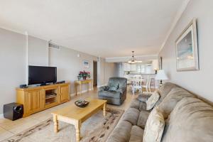 Gorgeous Oceanfront condo with washer dryer Gulf front balcony pool hot tub