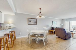 Gorgeous Oceanfront condo with washer dryer Gulf front balcony pool hot tub