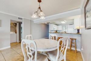 Gorgeous Oceanfront condo with washer dryer Gulf front balcony pool hot tub