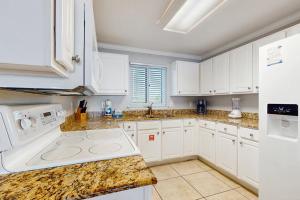 Gorgeous Oceanfront condo with washer dryer Gulf front balcony pool hot tub