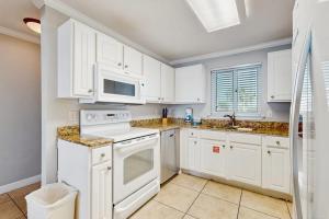 Gorgeous Oceanfront condo with washer dryer Gulf front balcony pool hot tub