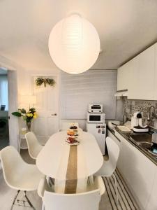 NEW, Gangnam 10min, Myeongdong, Hongdae, Hotel-Style 2BR, Newly Renovated, Bangbae & Naebang Stn, Line 2, Airport Bus, Yongsan