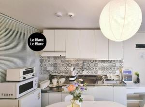 NEW, Gangnam 10min, Myeongdong, Hongdae, Hotel-Style 2BR, Newly Renovated, Bangbae & Naebang Stn, Line 2, Airport Bus, Yongsan