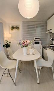 NEW, Gangnam 10min, Myeongdong, Hongdae, Hotel-Style 2BR, Newly Renovated, Bangbae & Naebang Stn, Line 2, Airport Bus, Yongsan
