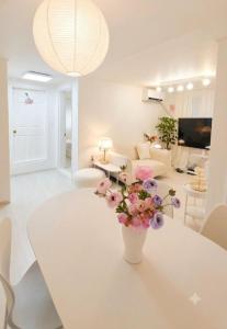 NEW, Gangnam 10min, Myeongdong, Hongdae, Hotel-Style 2BR, Newly Renovated, Bangbae & Naebang Stn, Line 2, Airport Bus, Yongsan