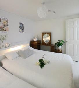 NEW, Gangnam 10min, Myeongdong, Hongdae, Hotel-Style 2BR, Newly Renovated, Bangbae & Naebang Stn, Line 2, Airport Bus, Yongsan