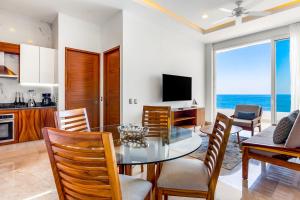 Ocean-view 1BR2BA in Puerto Vallarta with pool, gym & balcony.
