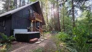 Luxury A-Frame with New Hot Tub, Cozy Fireplace & Backyard Firepit