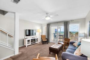 2-story condo with Gulf views on-site pool balconies & easy beach access