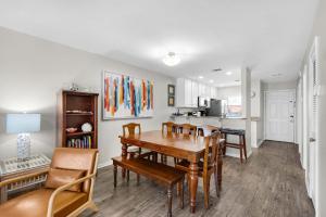 2-story condo with Gulf views on-site pool balconies & easy beach access