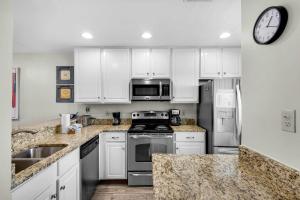 2-story condo with Gulf views on-site pool balconies & easy beach access