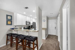 2-story condo with Gulf views on-site pool balconies & easy beach access
