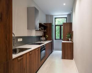 Designer 4BR Retreat - Chic & Central - Steps to Old Town