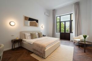 Designer 4BR Retreat - Chic & Central - Steps to Old Town