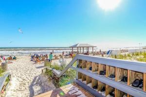 18th-Floor oceanfront condo with WiFi WD central AC pools hot tub