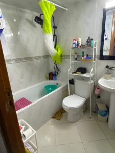 Private Room in Spacious Modern Apartment AC & Shared Kitchen