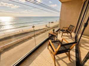 King Bed Luxury Beachfront in Playas with AC