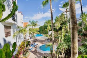 Nueva Andalucía reno gem by shops, eateries & bars