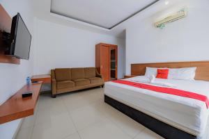 RedDoorz Premium near Stasiun Lenteng Agung