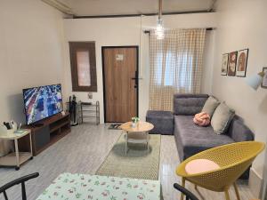 Short Walk to BTS & Sathorn Pier, Free Netflix and Wifi, Eva & Biscuits