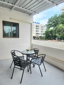 Short Walk to BTS & Sathorn Pier, Free Netflix and Wifi, Eva & Biscuits
