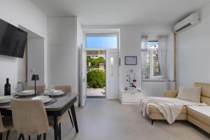 Seaview and Terrace Apartment La Vita - Happy Rentals
