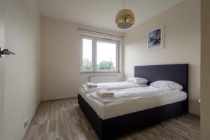 Sunny Apartment with a Balcony & Parking Close to the Beach by Noclegi Renters