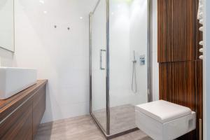 Sunny Apartment with a Balcony & Parking Close to the Beach by Noclegi Renters