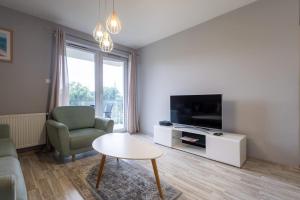Sunny Apartment with a Balcony & Parking Close to the Beach by Noclegi Renters