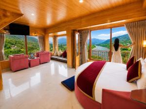 Himalayan River Resort, Manali #riverside #big private parking #scenic river & mountain view #open cafe #spacious room #big garden with campfire