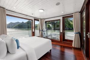 Oasis Bay Party Cruise - Ha Long Bay Tour