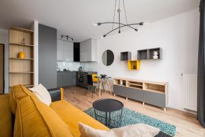 Lotnisko Chopina Chic Apartment by BookingHost