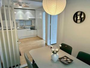 NEW, Cozy Hanok Stay, 3 Min Subway line2, line5, Airport Bus