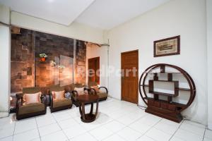 Nirvana Inn seturan Mitra RedDoorz