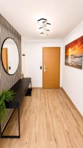Luxx Home RV-Modernes 3-Zimmer-Apartment-Parkplatz