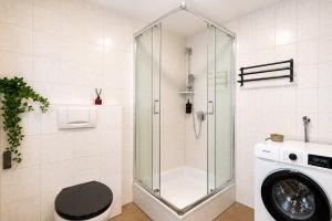 Luxx Home RV-Modernes 3-Zimmer-Apartment-Parkplatz