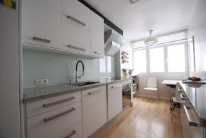 Bright apartment with 3 bedrooms, 2 bathrooms and Wi-Fi