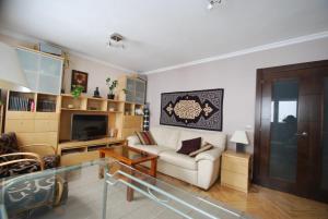 Bright apartment with 3 bedrooms, 2 bathrooms and Wi-Fi