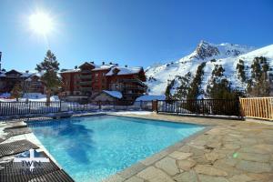 Arc 1950, Appartement 4 chambres, 8 pers, Vue Montagne, Sauna, Hammam, Jacuzzi, salle de fitness, Piscine extérieure chauffée