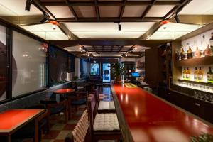 Tropics Hostel & Bar
