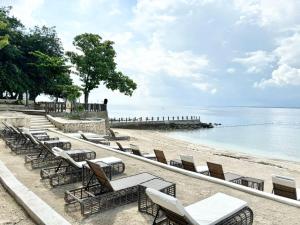 MACTAN NEWTOWN CONDO with pool access