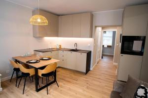 Dworska Suite - Close to the Beach & Regan Park by Downtown Apartments